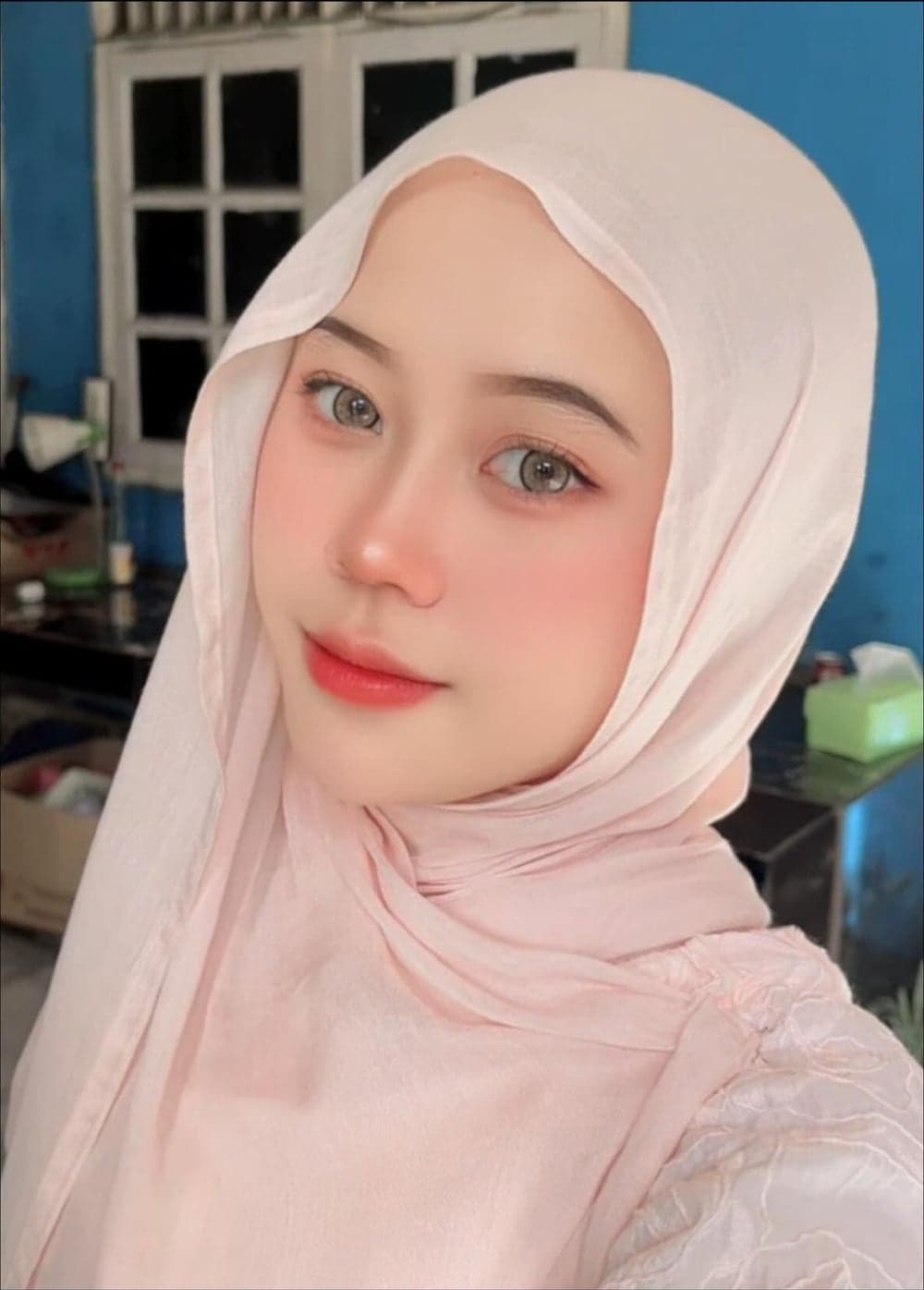 Ranni, makeup artist Ranni Tary Makeup, dengan riasan natural dan hijab pink